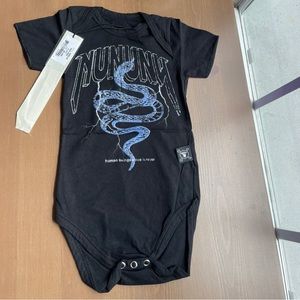 NWT nununu snake onesie 18-24m